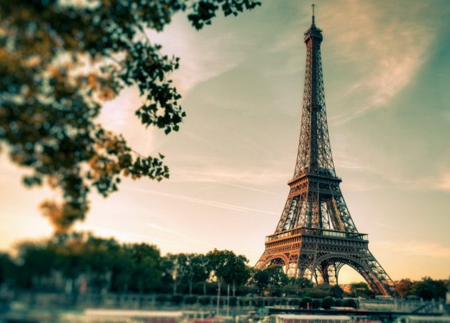 Премьера концертной программы «Под небом Парижа». Ансамбль русских народных инструментов «Ларец» 